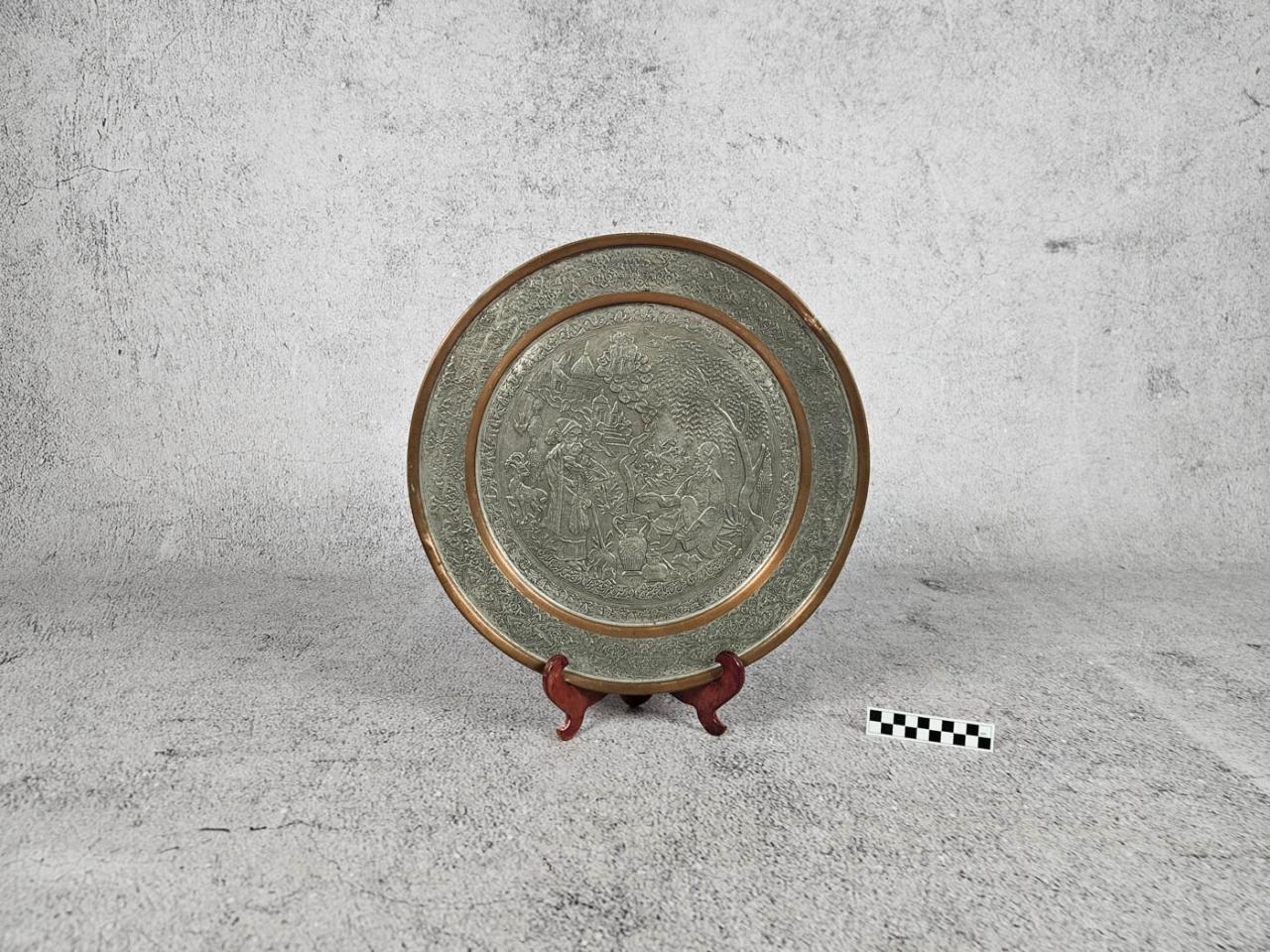 DECORATIVE PLATE