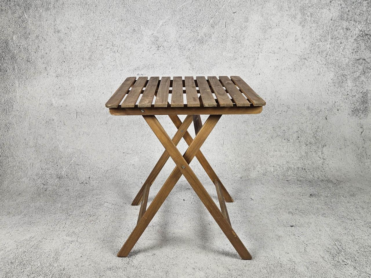 GARDEN TABLE