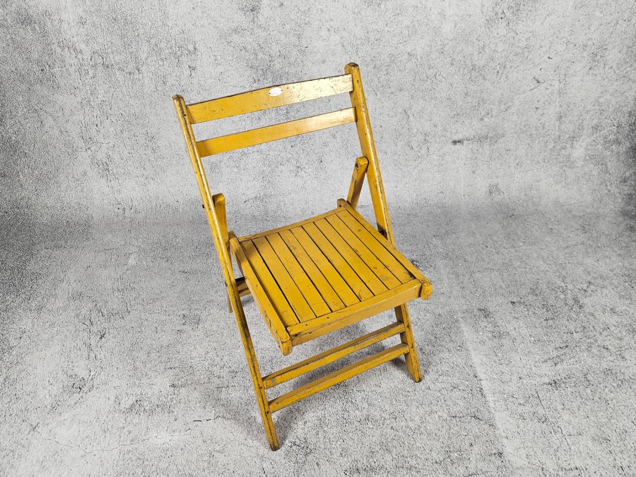 FOLDING CHAIR