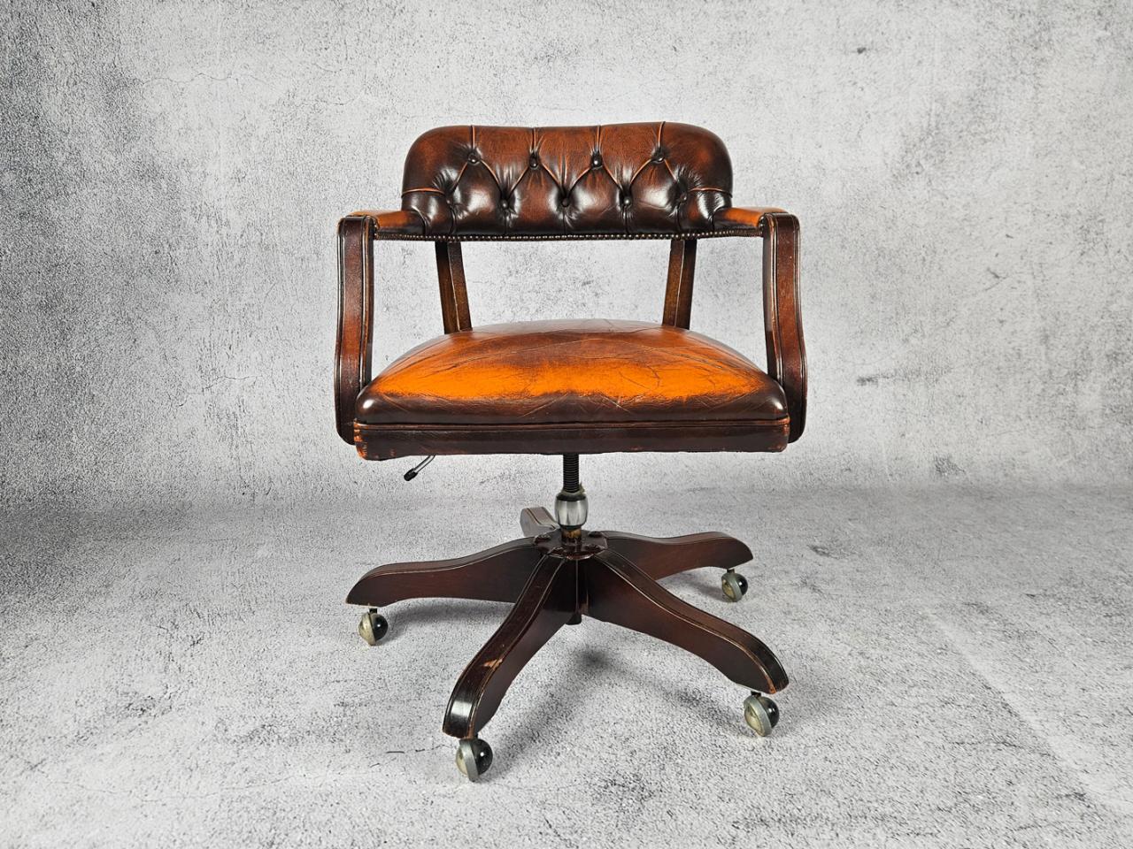 SWIVEL OFFICE CHAIR