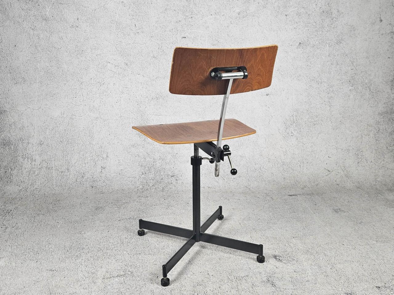 SWIVEL CHAIR