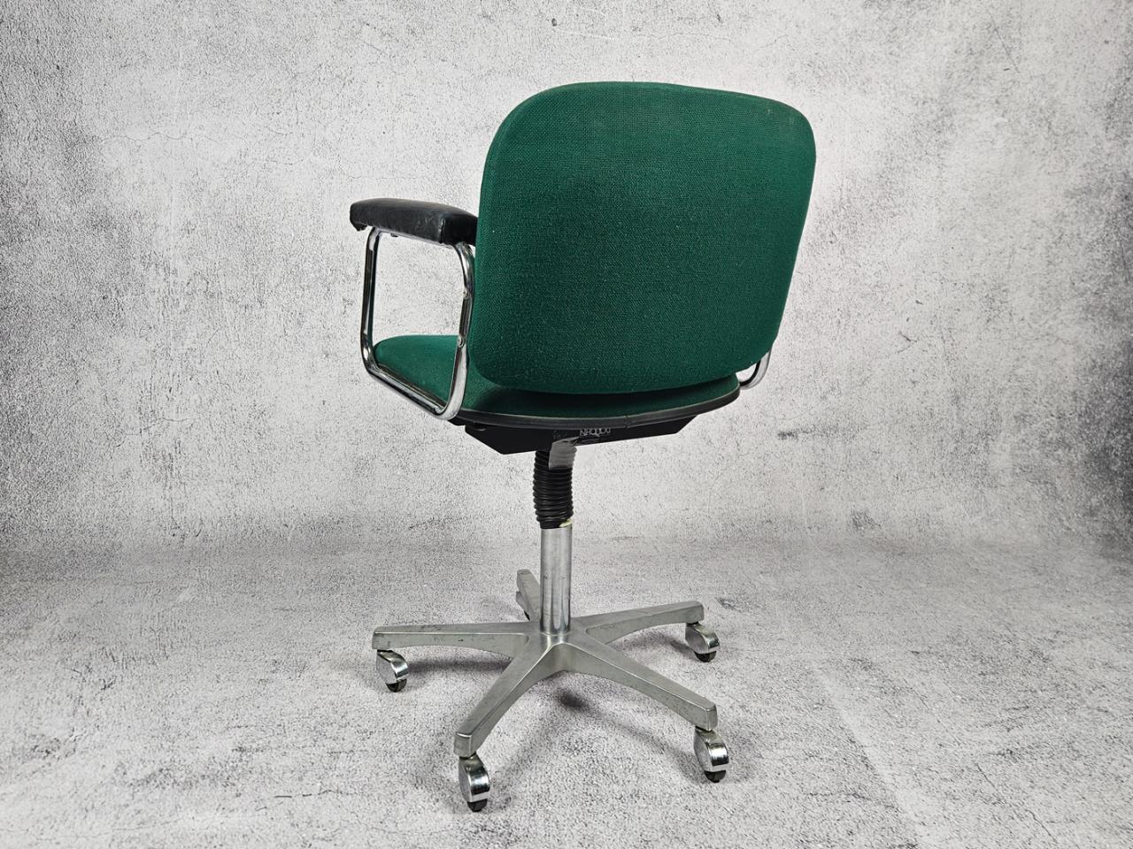 SWIVEL OFFICE CHAIR