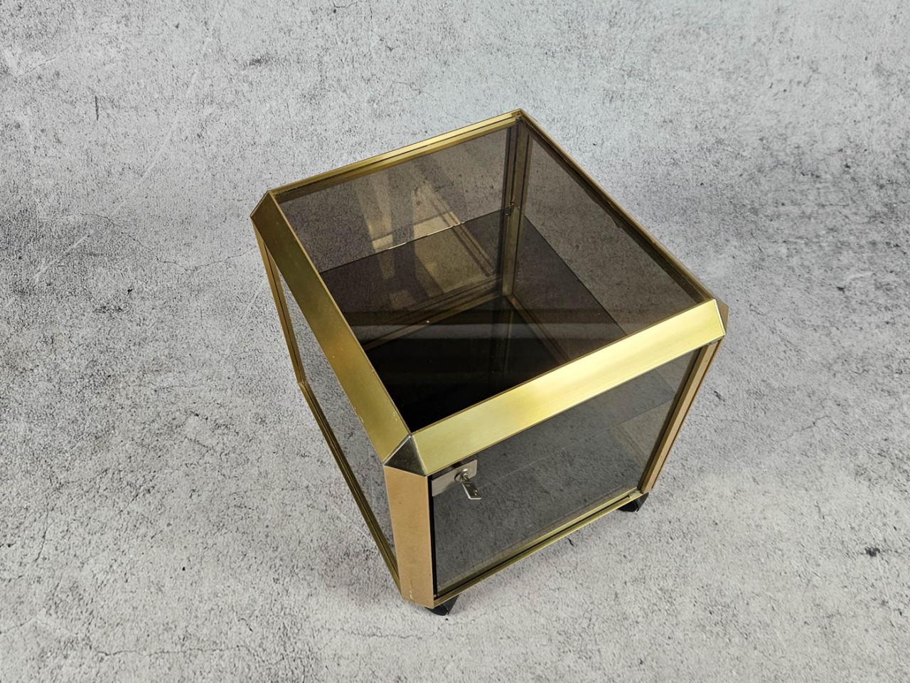 TABLE ON WHEELS