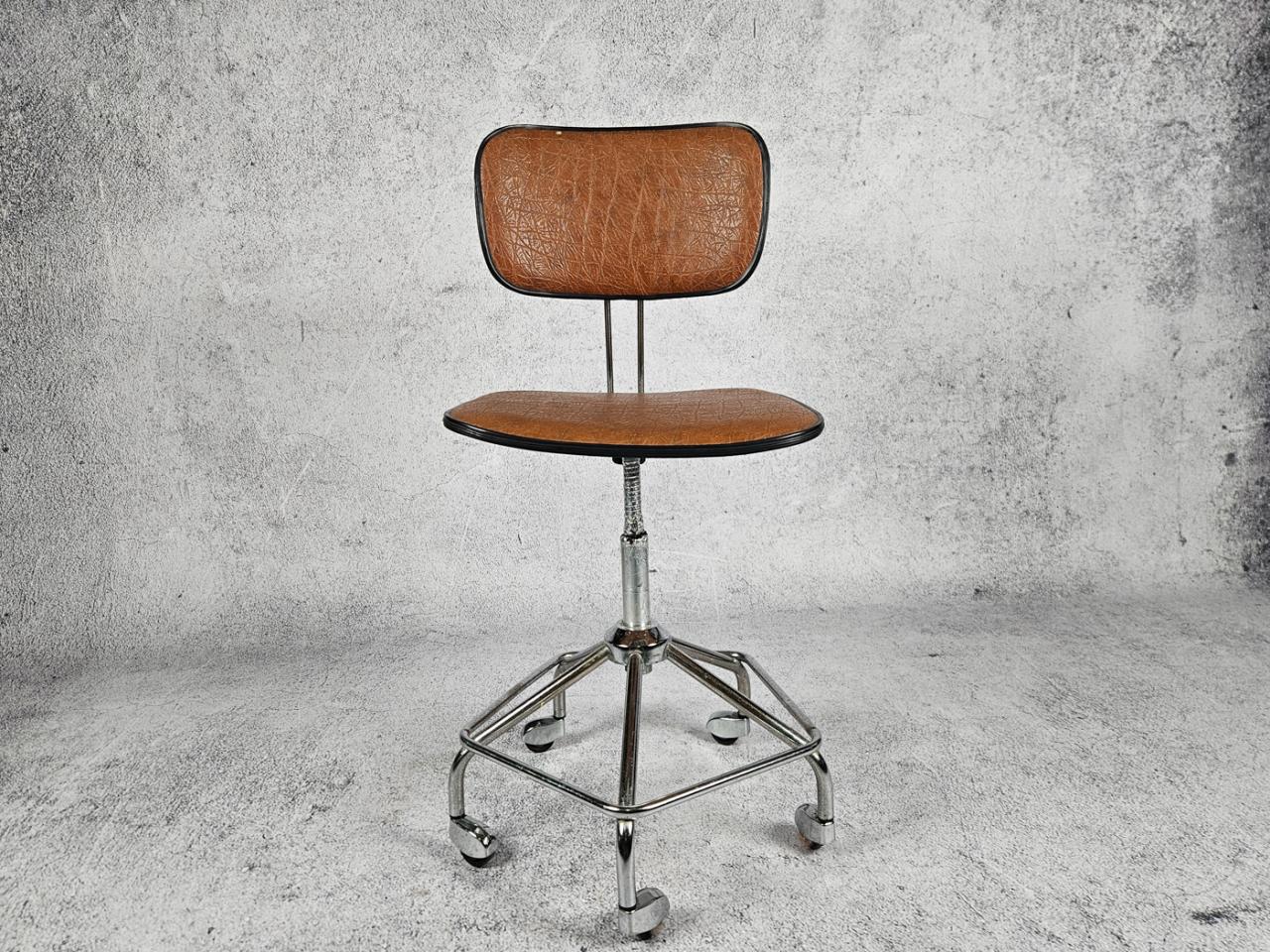 SWIVEL OFFICE CHAIR