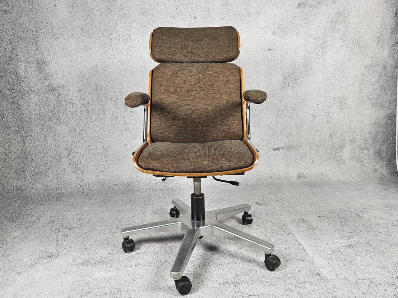SWIVEL OFFICE CHAIR