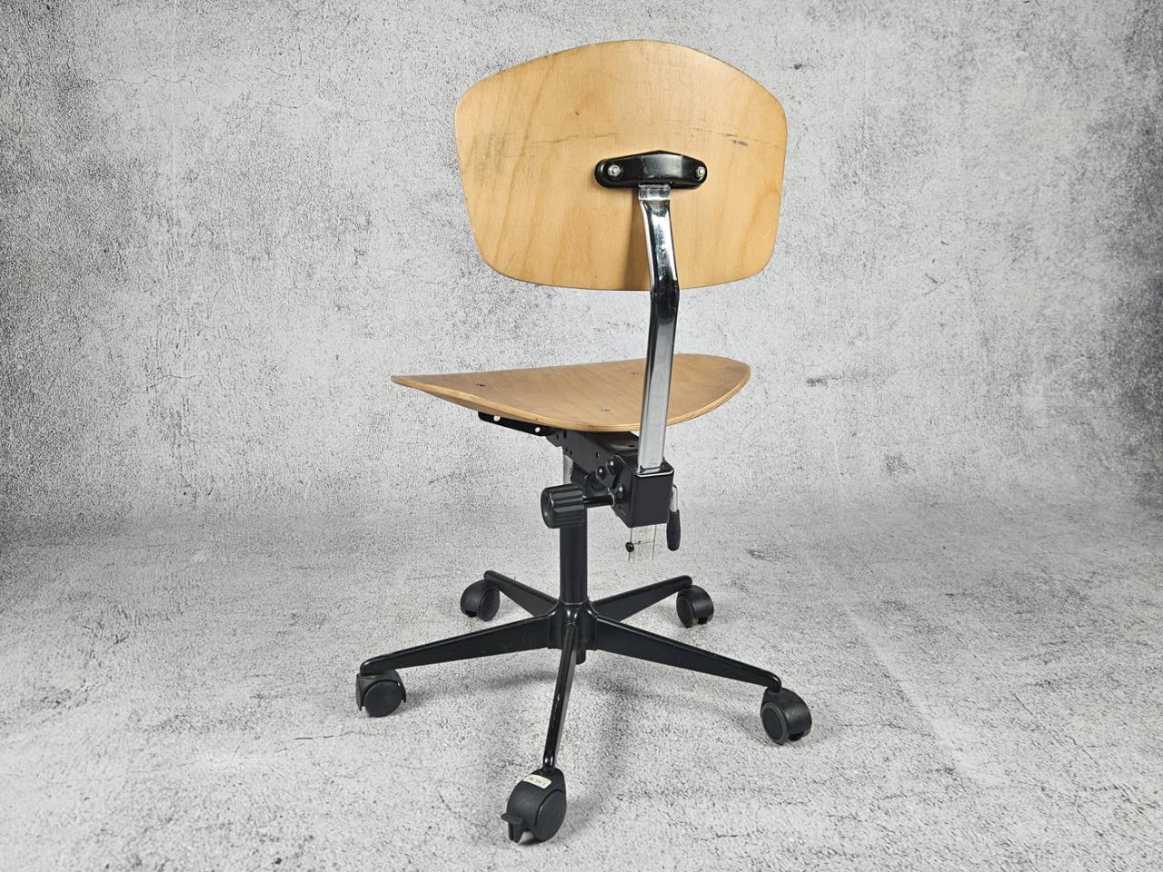 SWIVEL OFFICE CHAIR