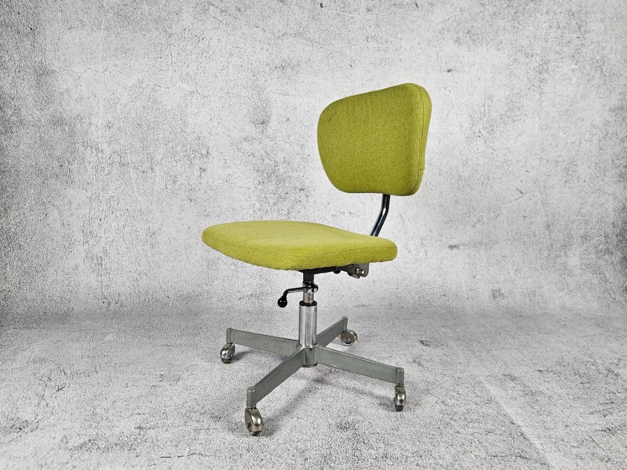 SWIVEL OFFICE CHAIR