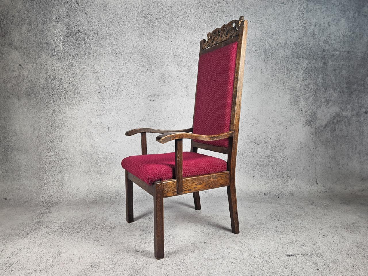 JUDGE'S CHAIR
