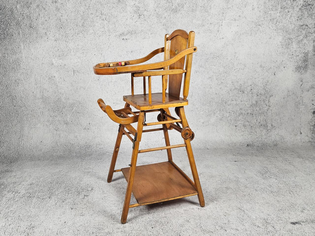 FEEDING CHAIR