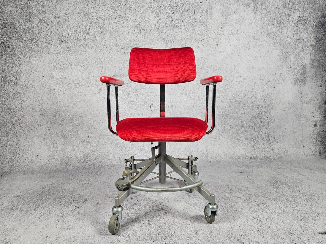 SWIVEL OFFICE CHAIR