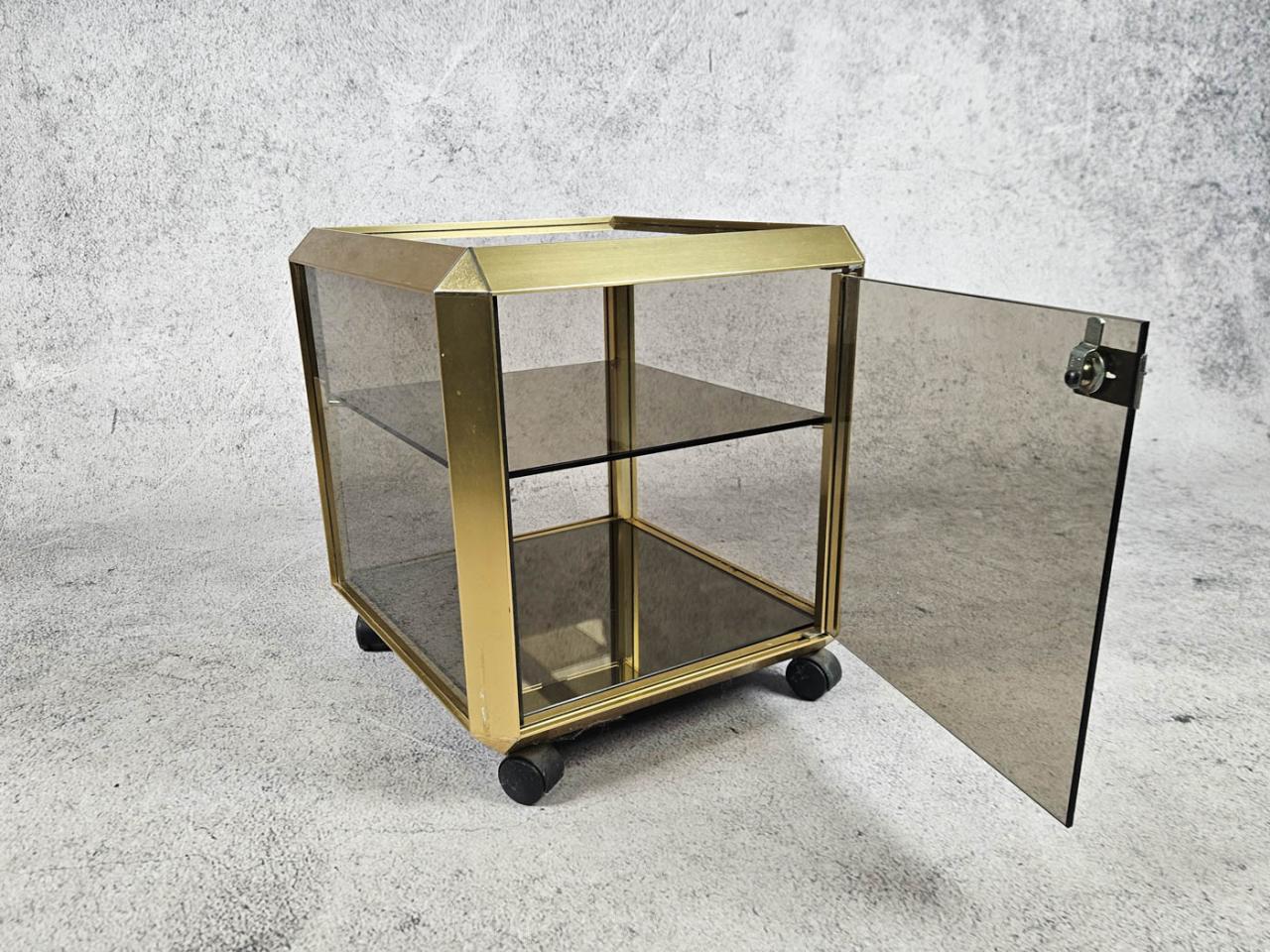 TABLE ON WHEELS
