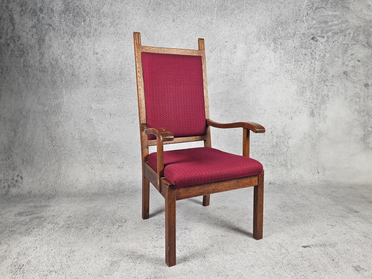 JUDGE'S CHAIR