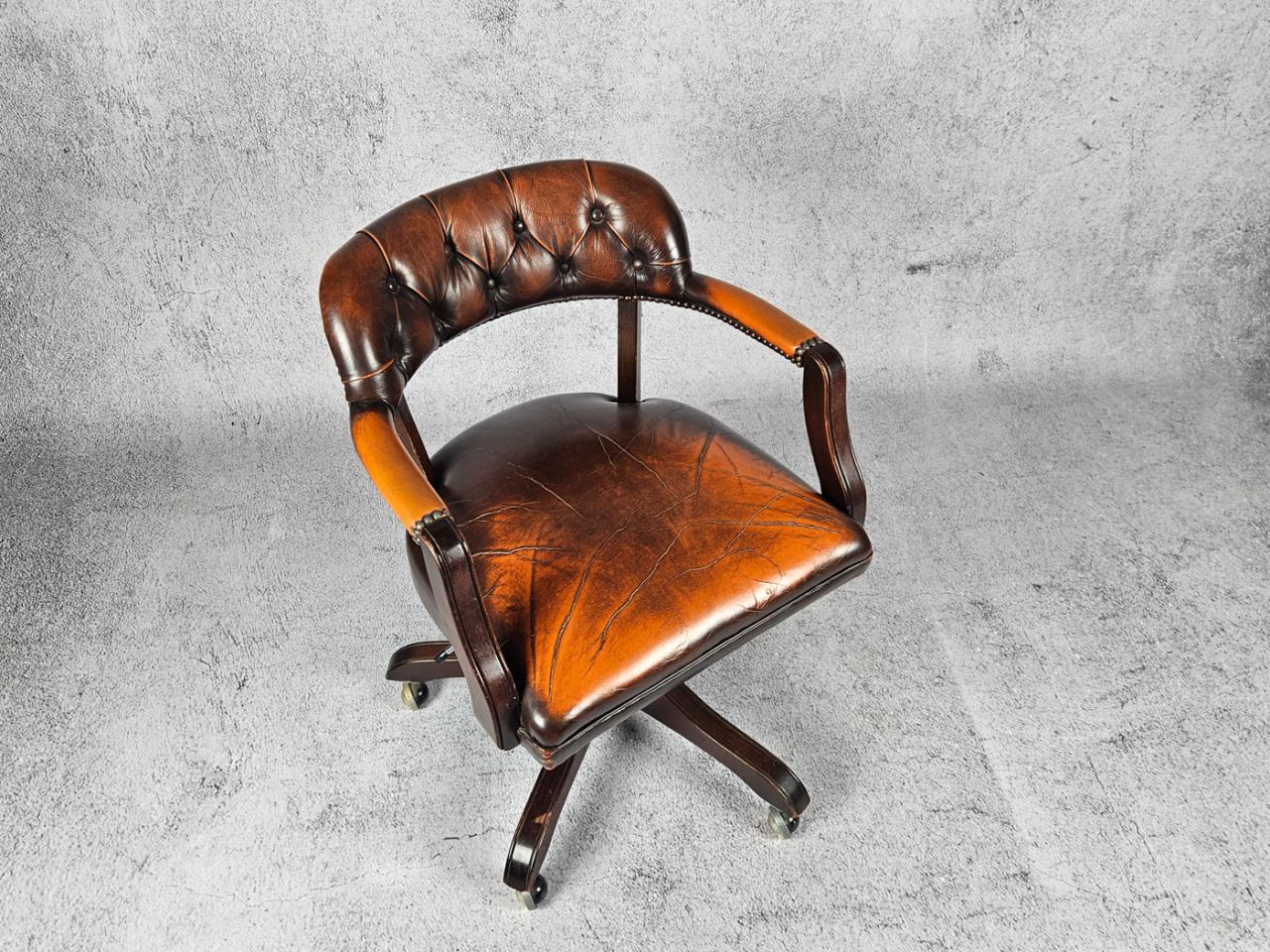 SWIVEL OFFICE CHAIR