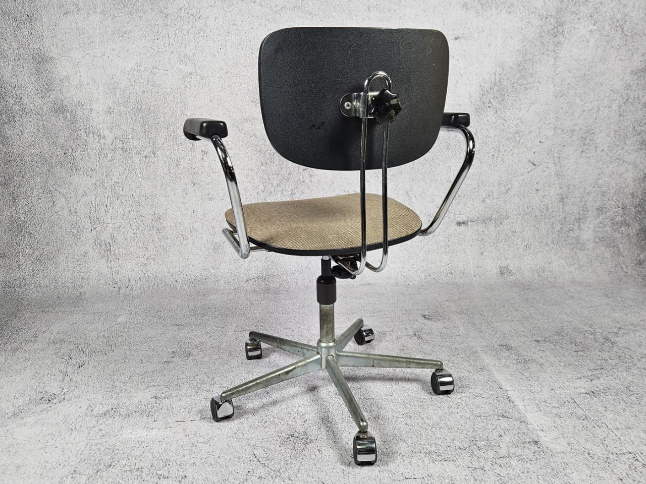 SWIVEL OFFICE CHAIR