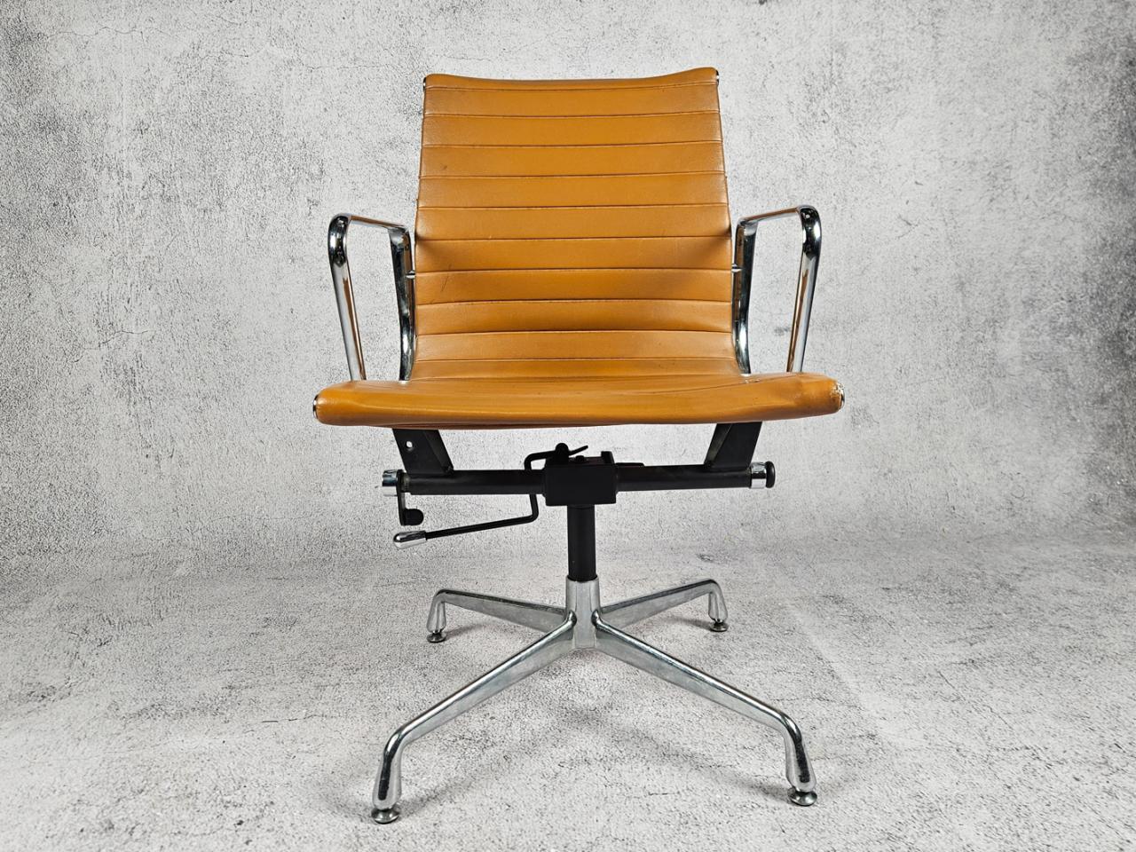SWIVEL OFFICE CHAIR