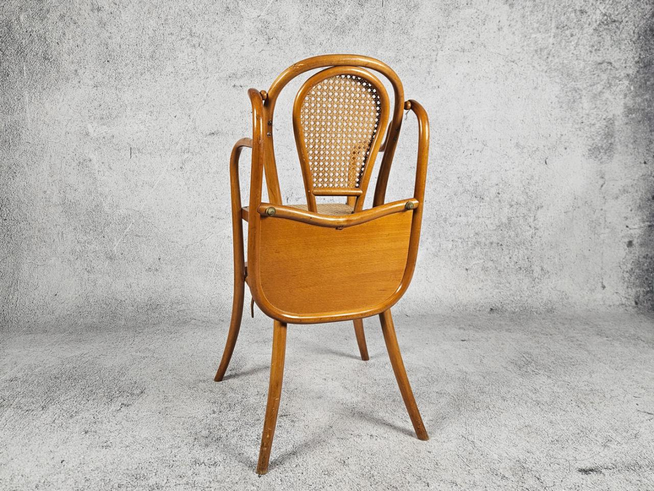 FEEDING CHAIR