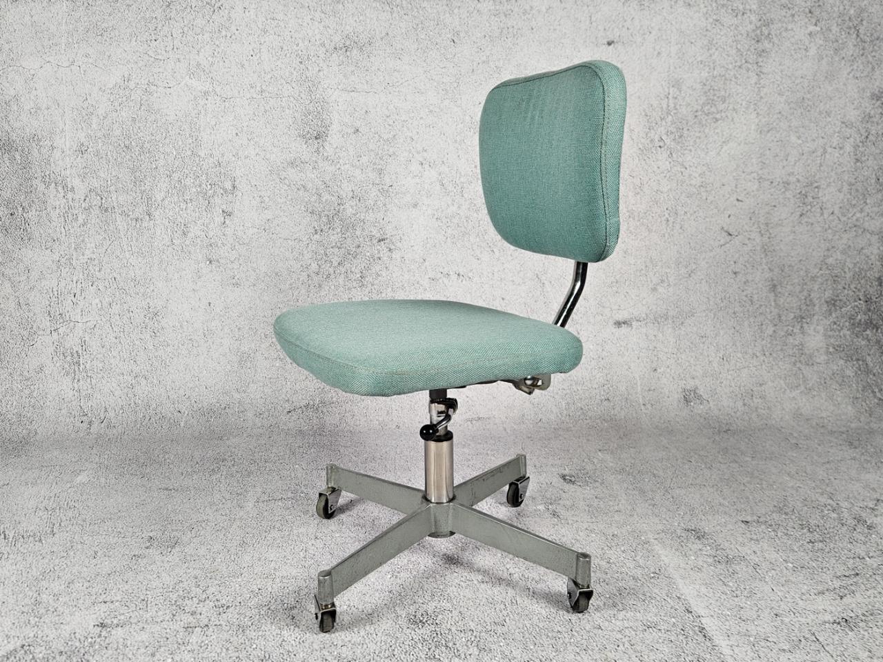 SWIVEL OFFICE CHAIR