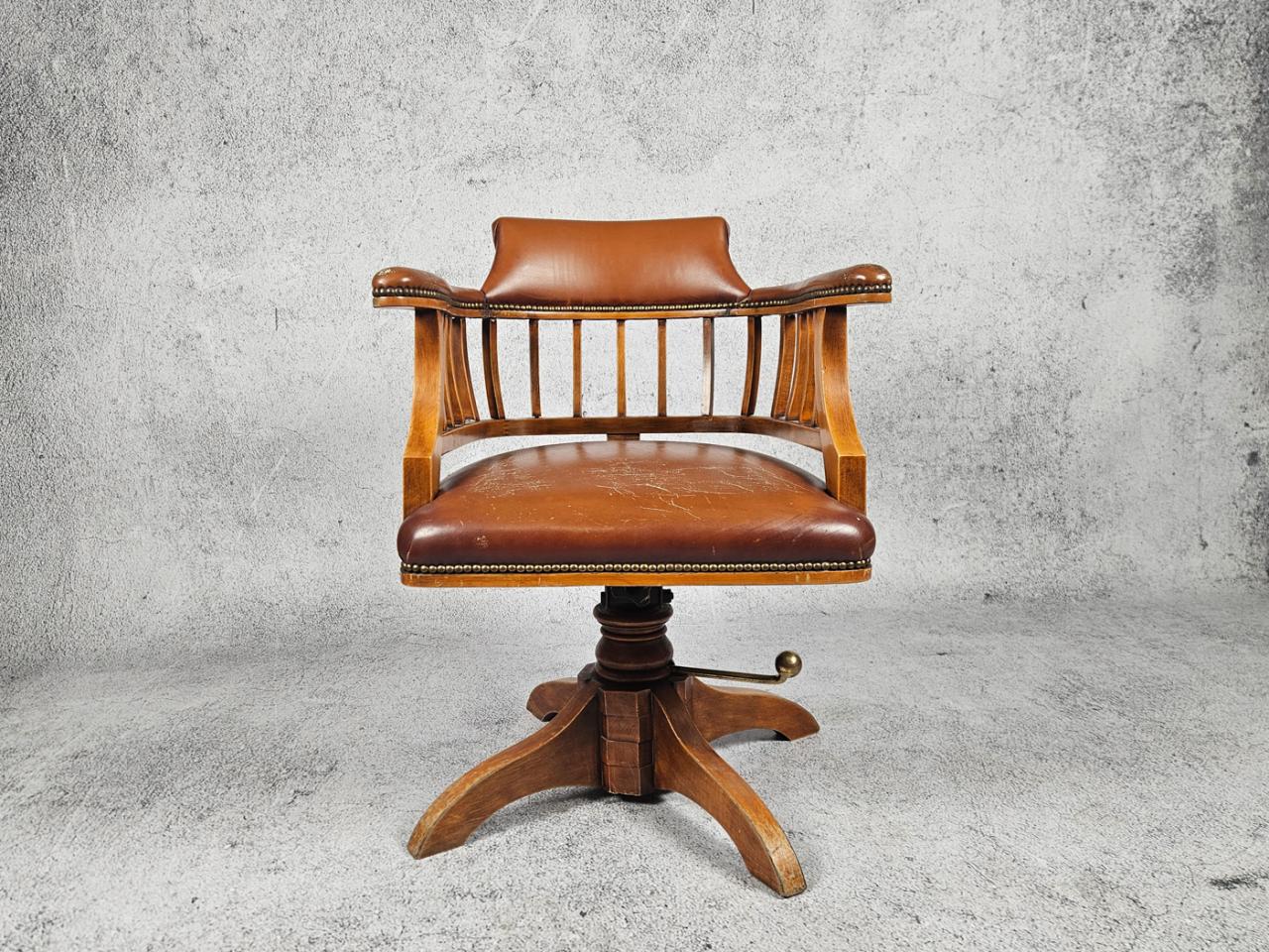 SWIVEL OFFICE CHAIR