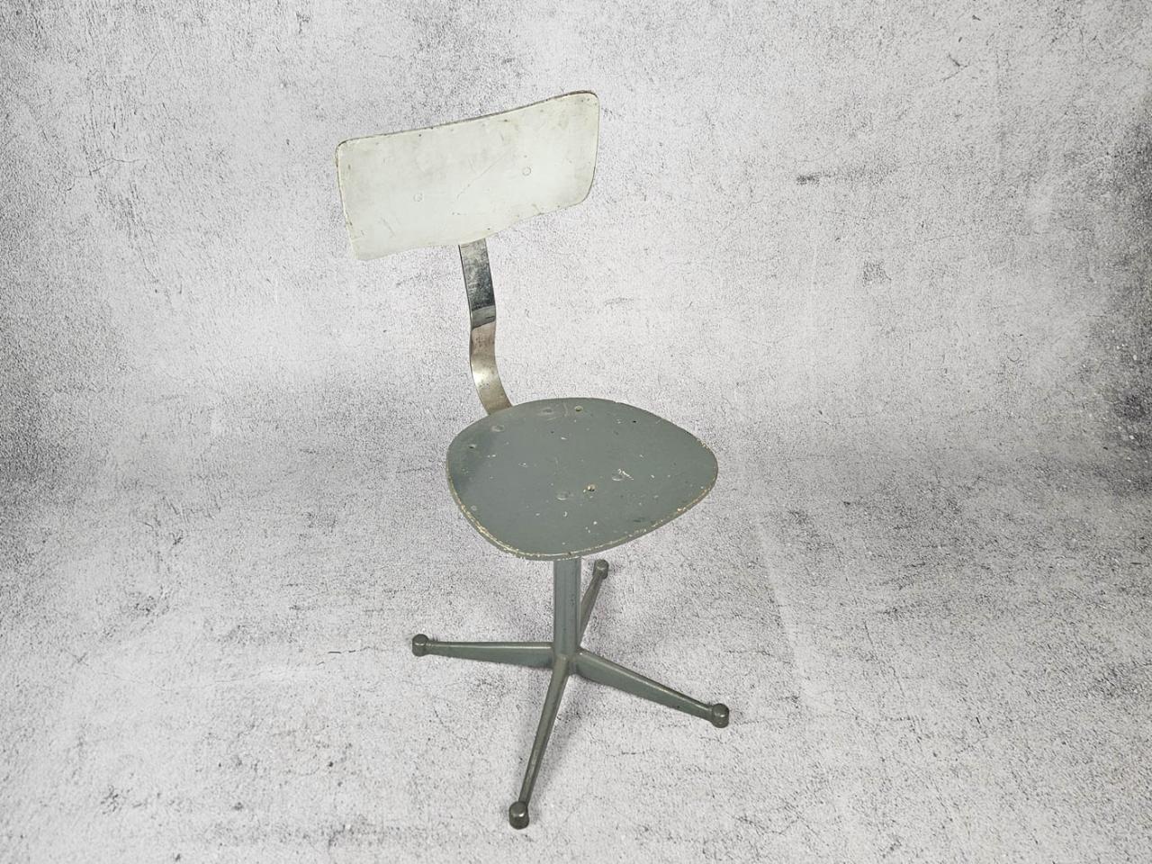 SWIVEL CHAIR