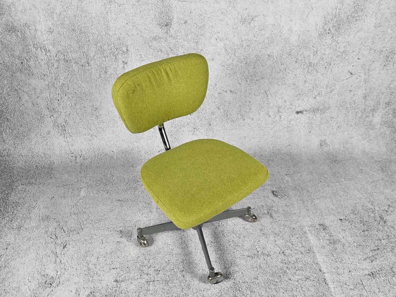 SWIVEL OFFICE CHAIR
