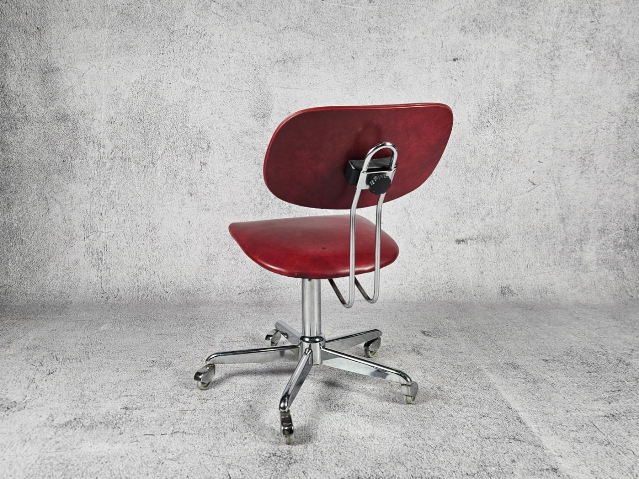 SWIVEL OFFICE CHAIR