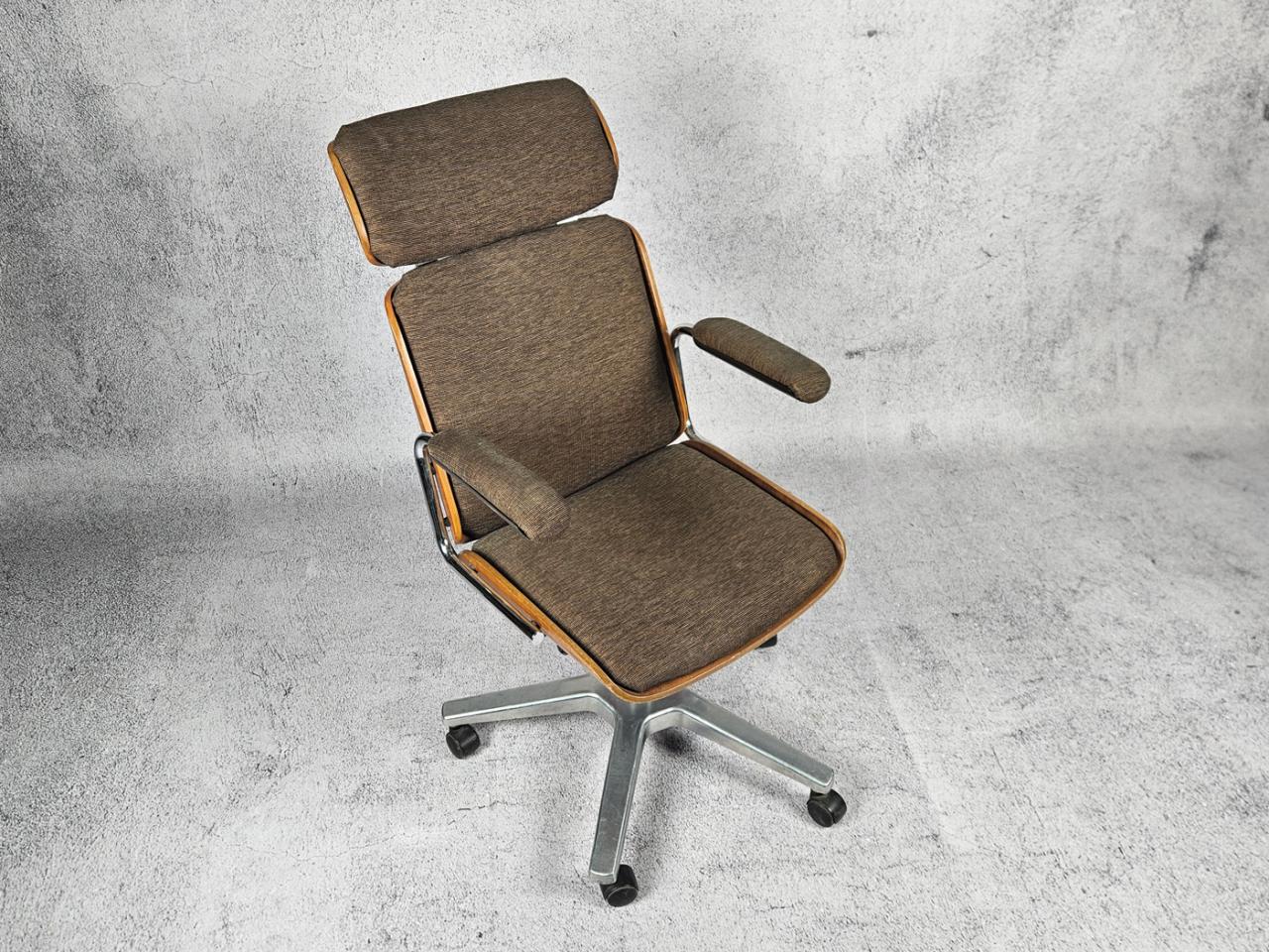 SWIVEL OFFICE CHAIR