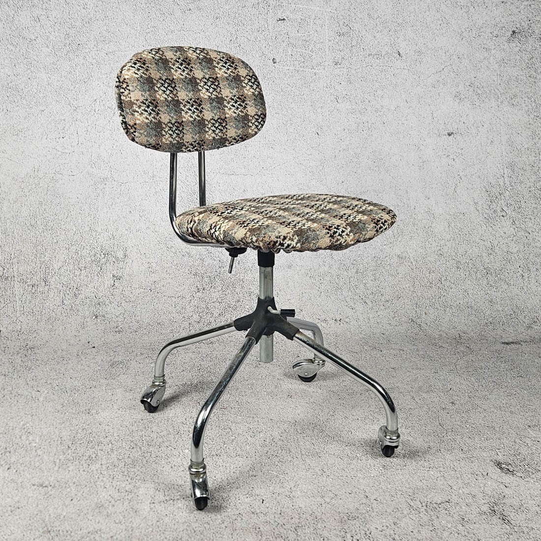 SWIVEL CHAIR