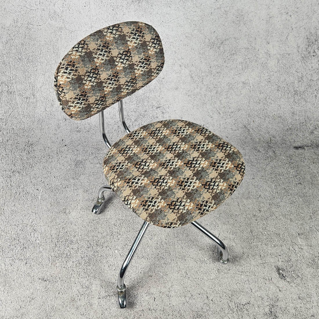 SWIVEL CHAIR