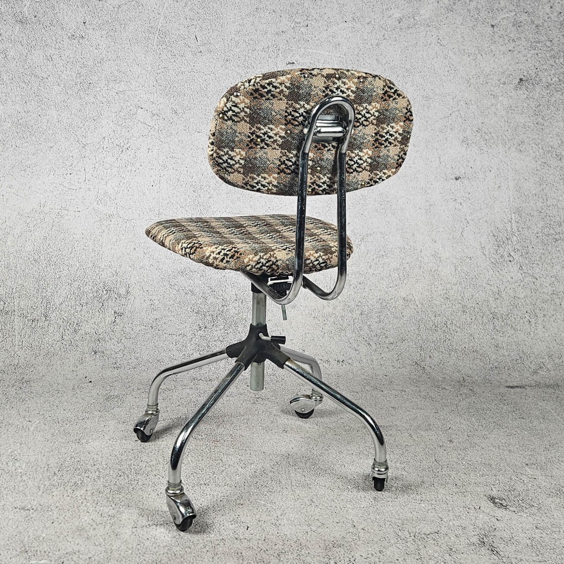 SWIVEL CHAIR