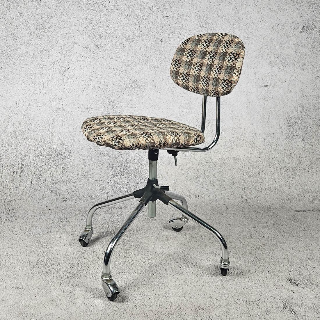 SWIVEL CHAIR