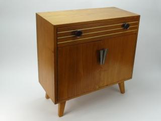 CHEST OF DRAWERS