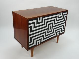 CHEST OF DRAWERS
