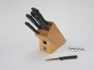 KITCHEN KNIVES IN STAND SET