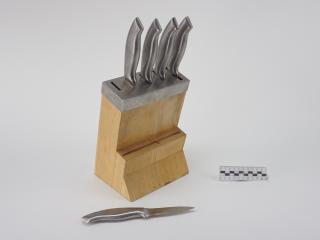 KITCHEN KNIVES IN STAND SET