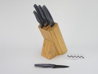 KITCHEN KNIVES IN STAND SET
