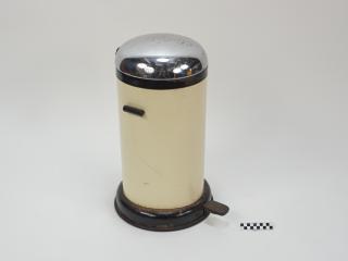 KITCHEN TRASH CAN