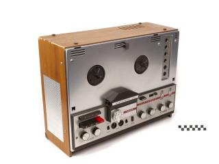 REEL-TO-REEL TAPE RECORDER