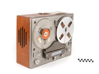 REEL-TO-REEL TAPE RECORDER