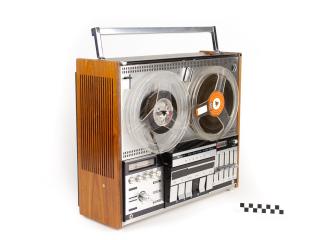 REEL TO REEL TAPE RECORDER