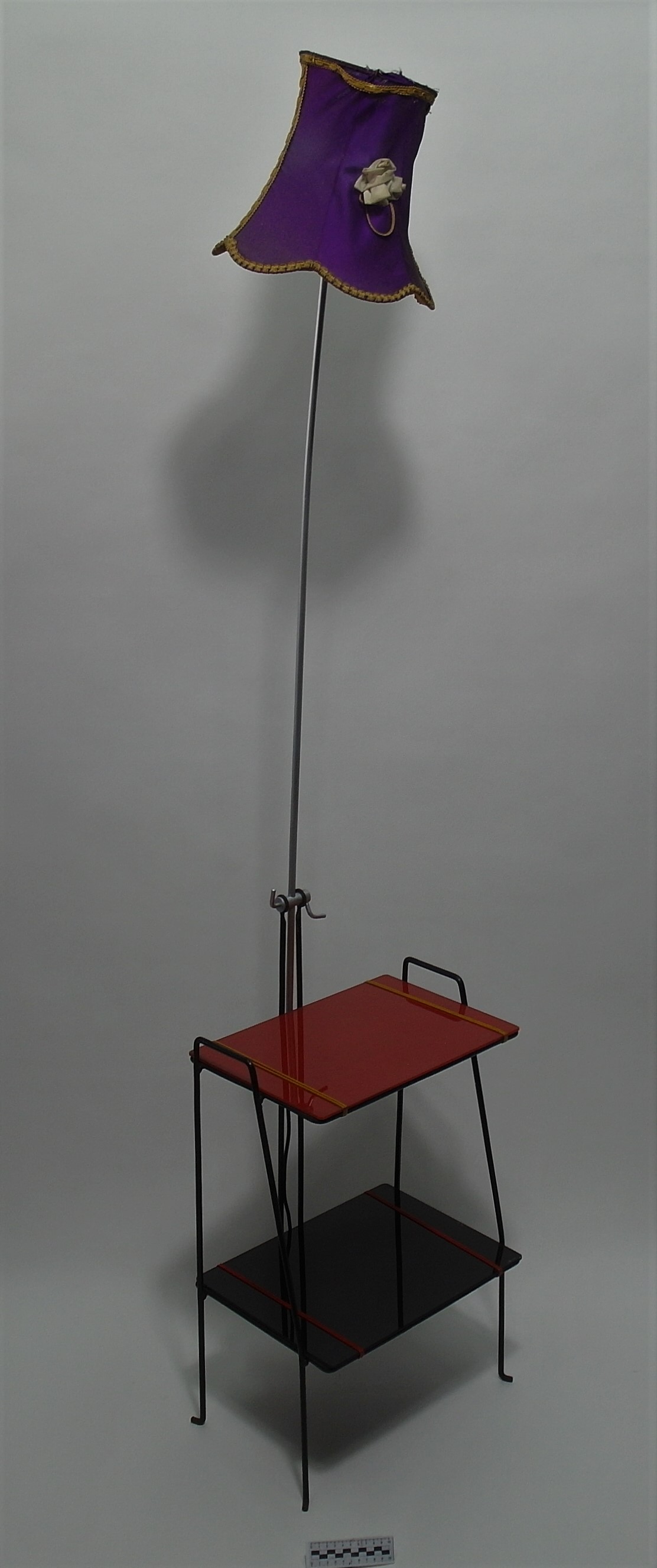 LAMPA PODŁOGOWA ZE STOLIKIEM 