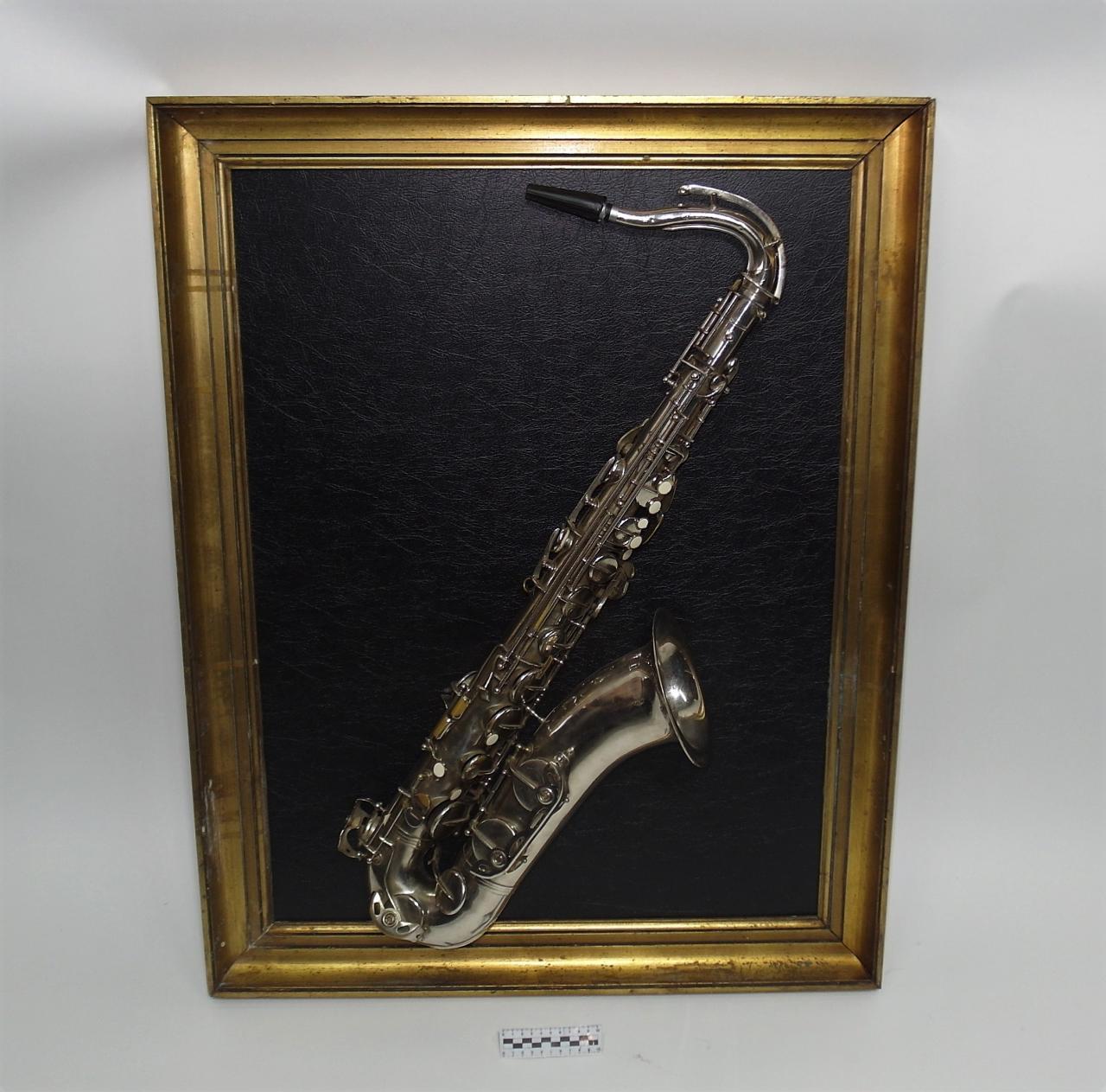 DEKORACJA ŚCIENNA SAKSOFON 