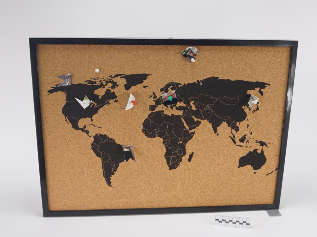 TABLICA KORKOWA Z GRAFIKĄ MAPY ŚWIATA
