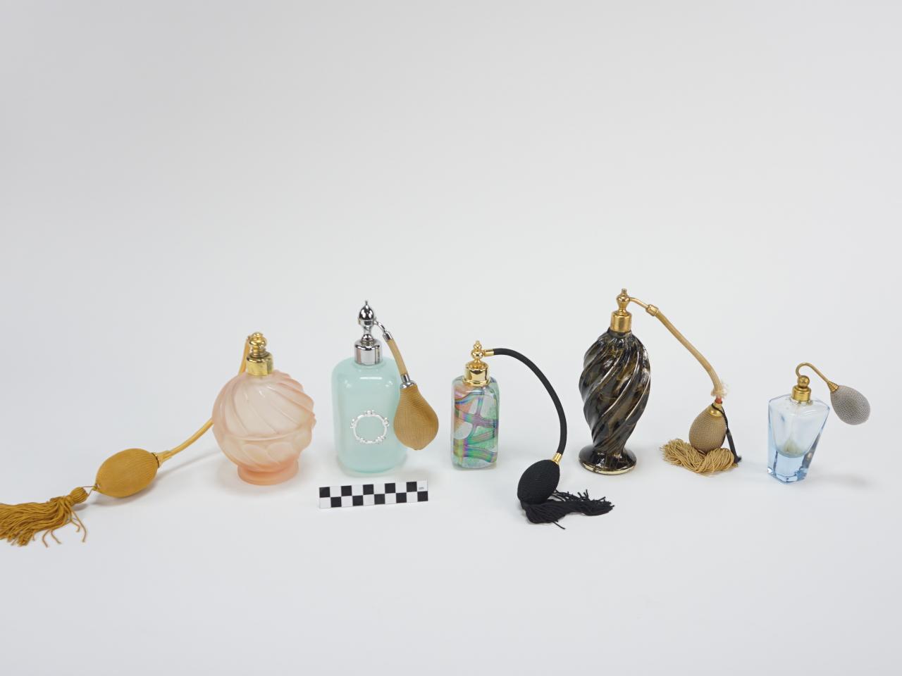 FLAKONIK NA PERFUMY Z POMPKĄ