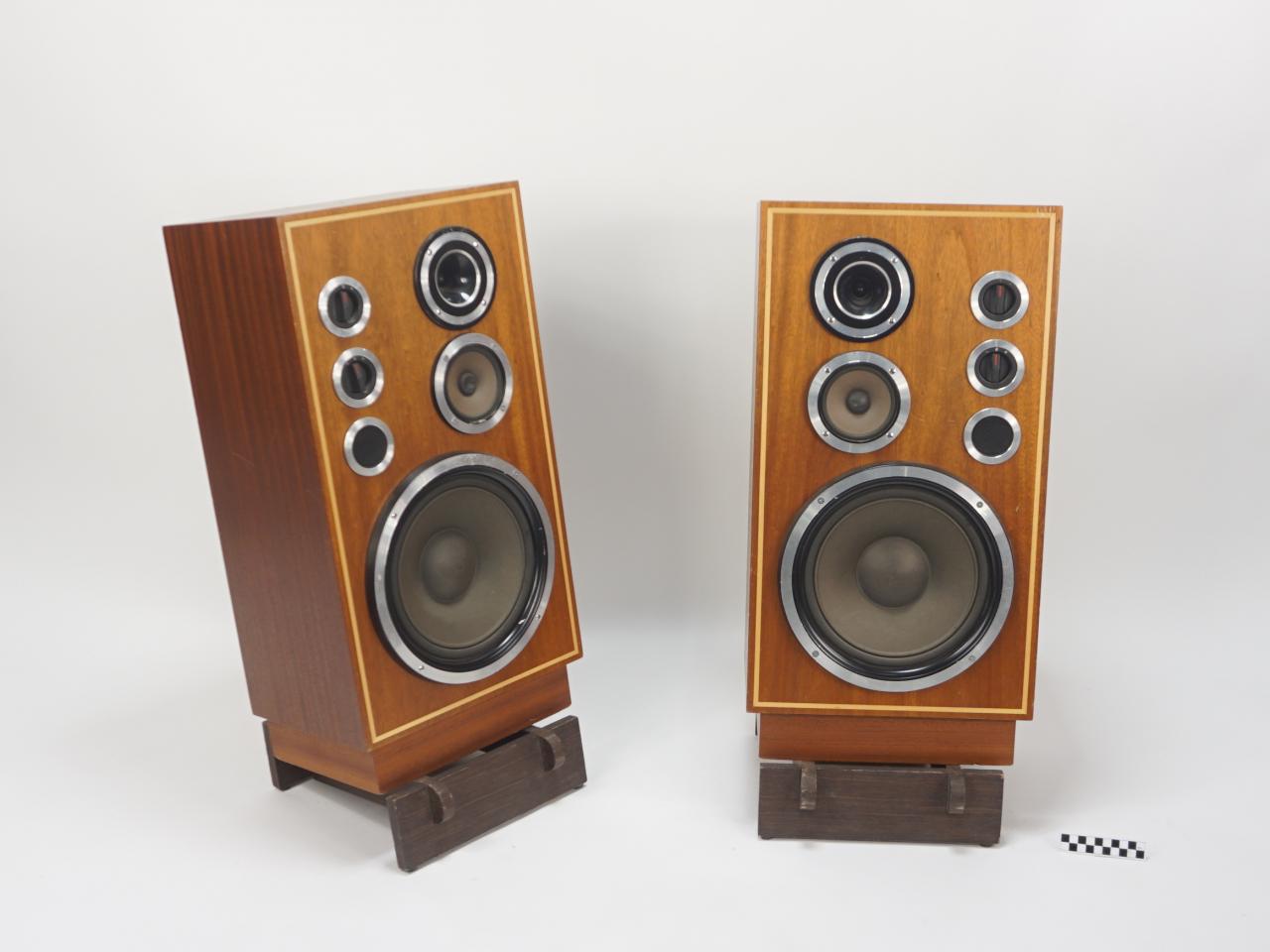 GŁOŚNIKI PODŁOGOWE