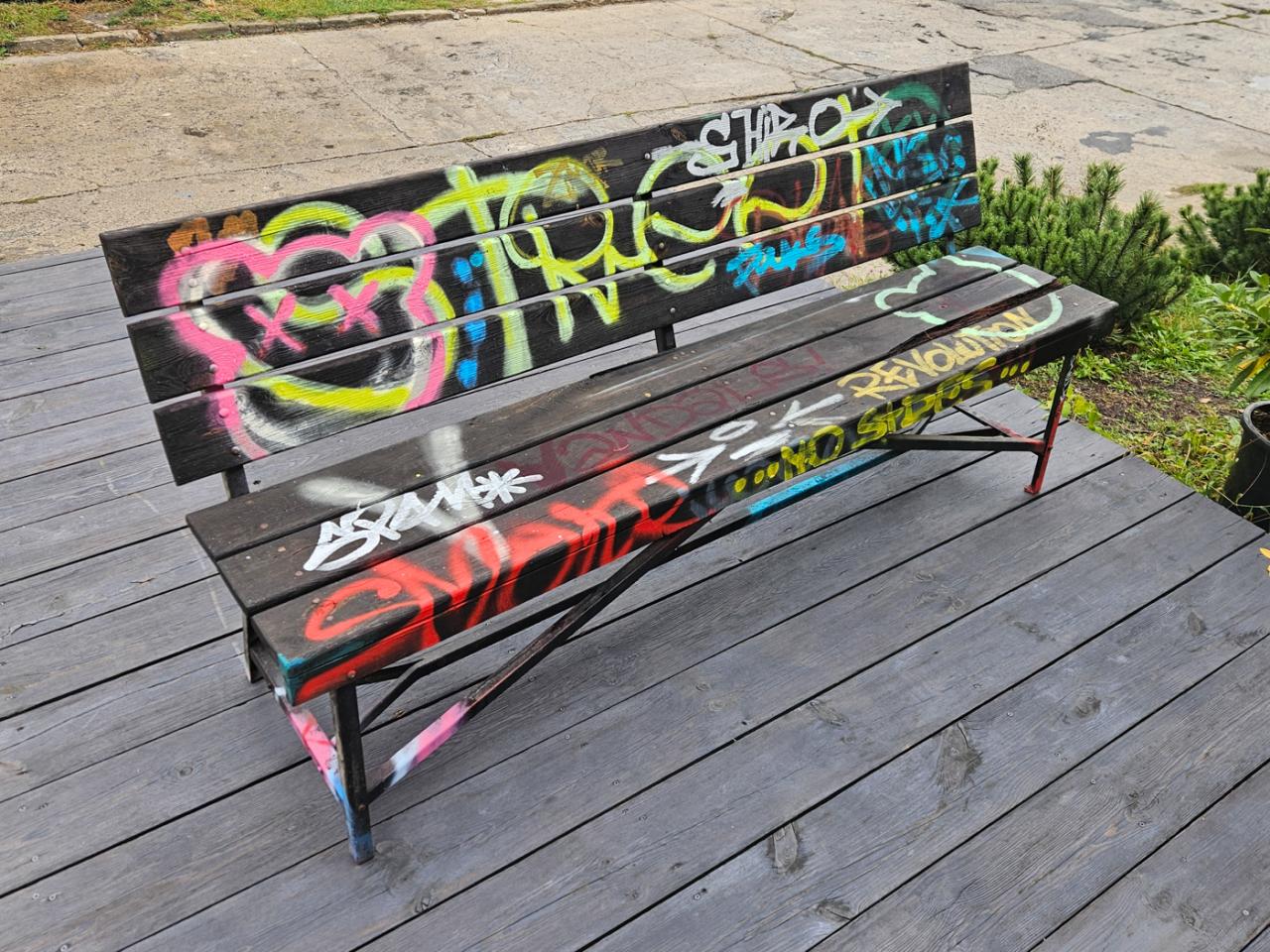 ŁAWKA PARKOWA Z GRAFFITI