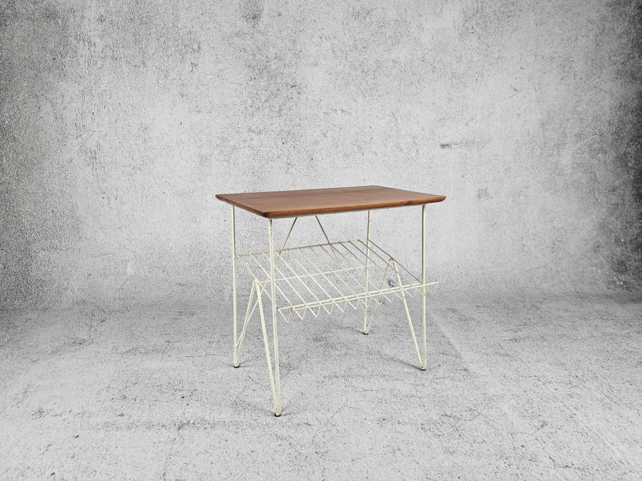 GAZETOWNIK ZE STOLIKIEM