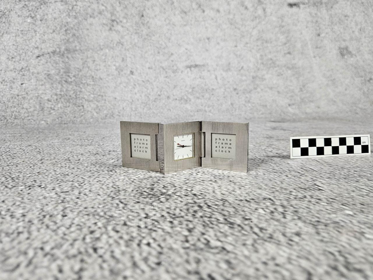 ZEGAR BUDZIK Z RAMKĄ NA ZDJĘCIA