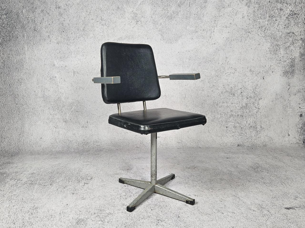 FOTEL FRYZJERSKI OBROTOWY