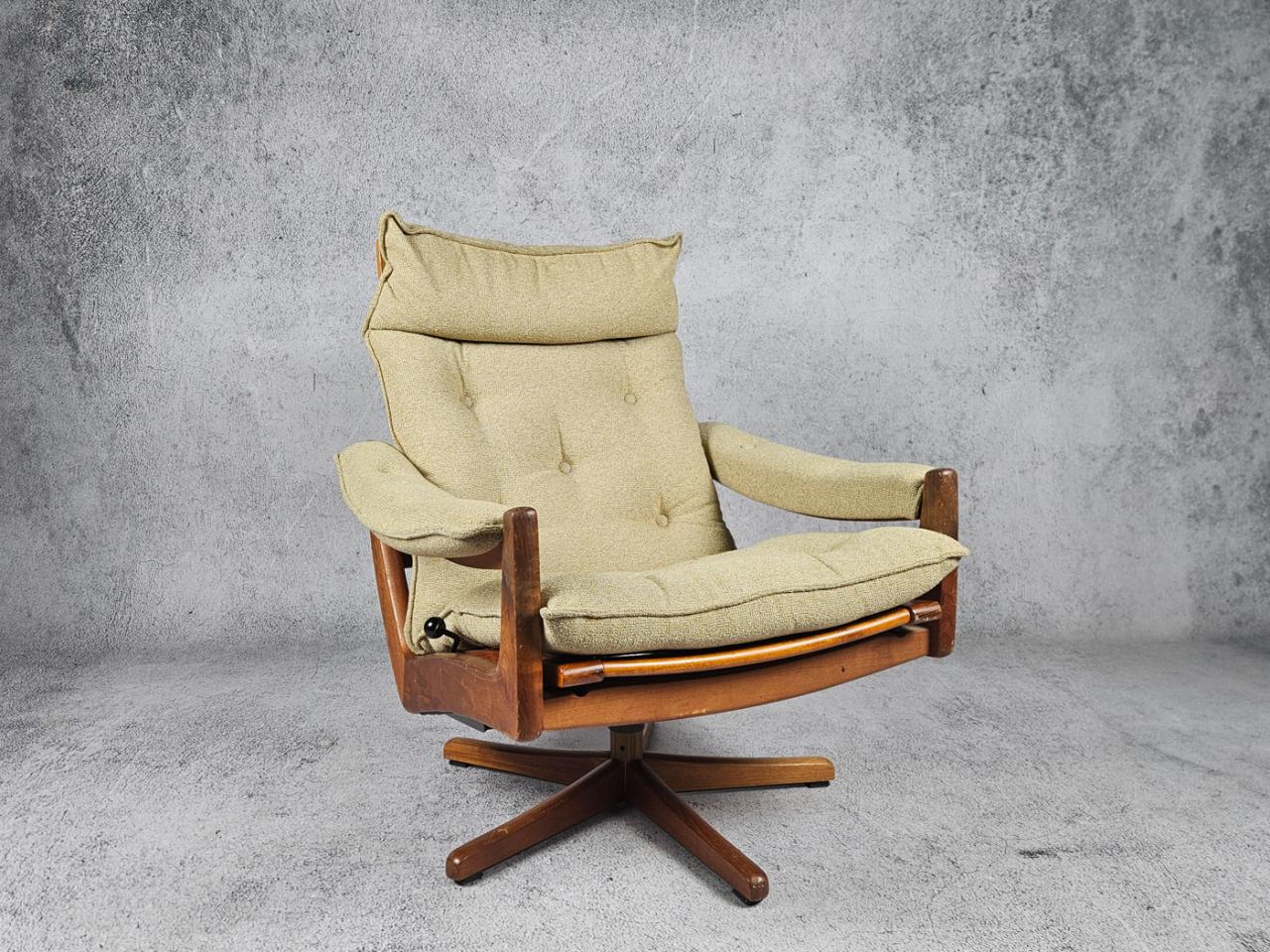 FOTEL OBROTOWY ROZKŁADANY