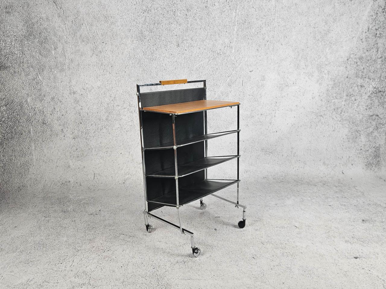 GAZETOWNIK NA KÓŁKACH ZE STOLIKIEM